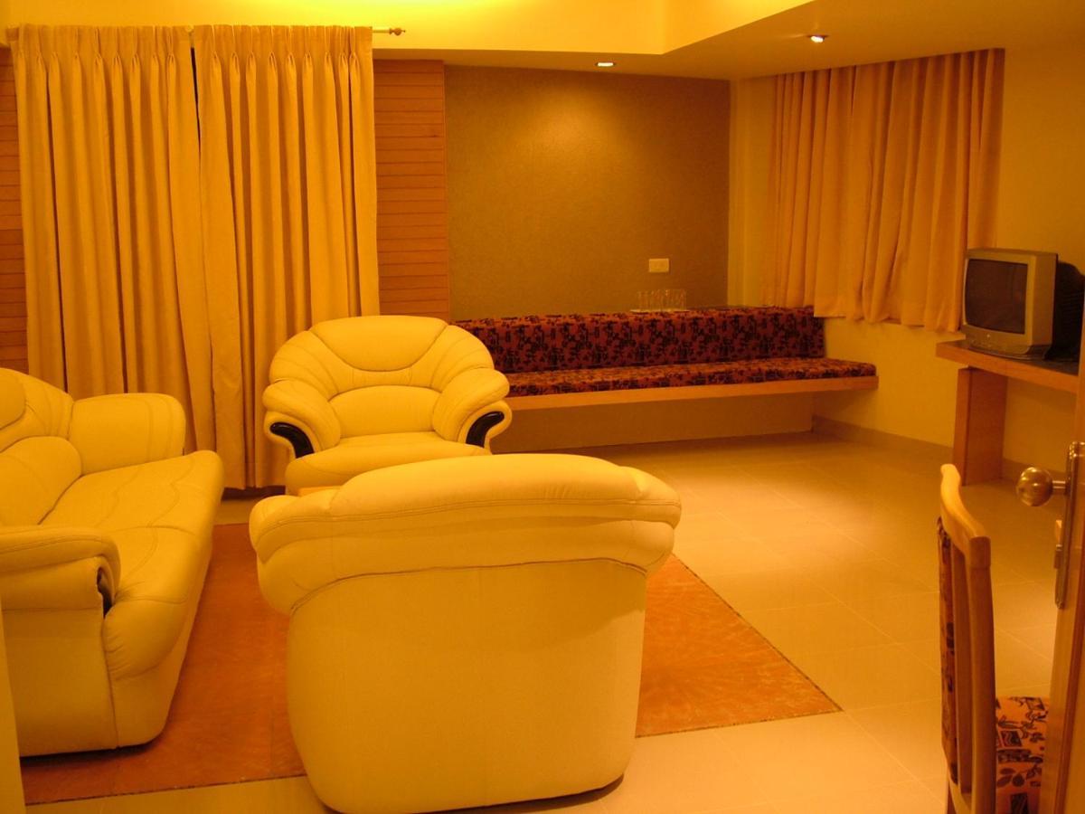 Hotel City Park, Solapur Bagian luar foto